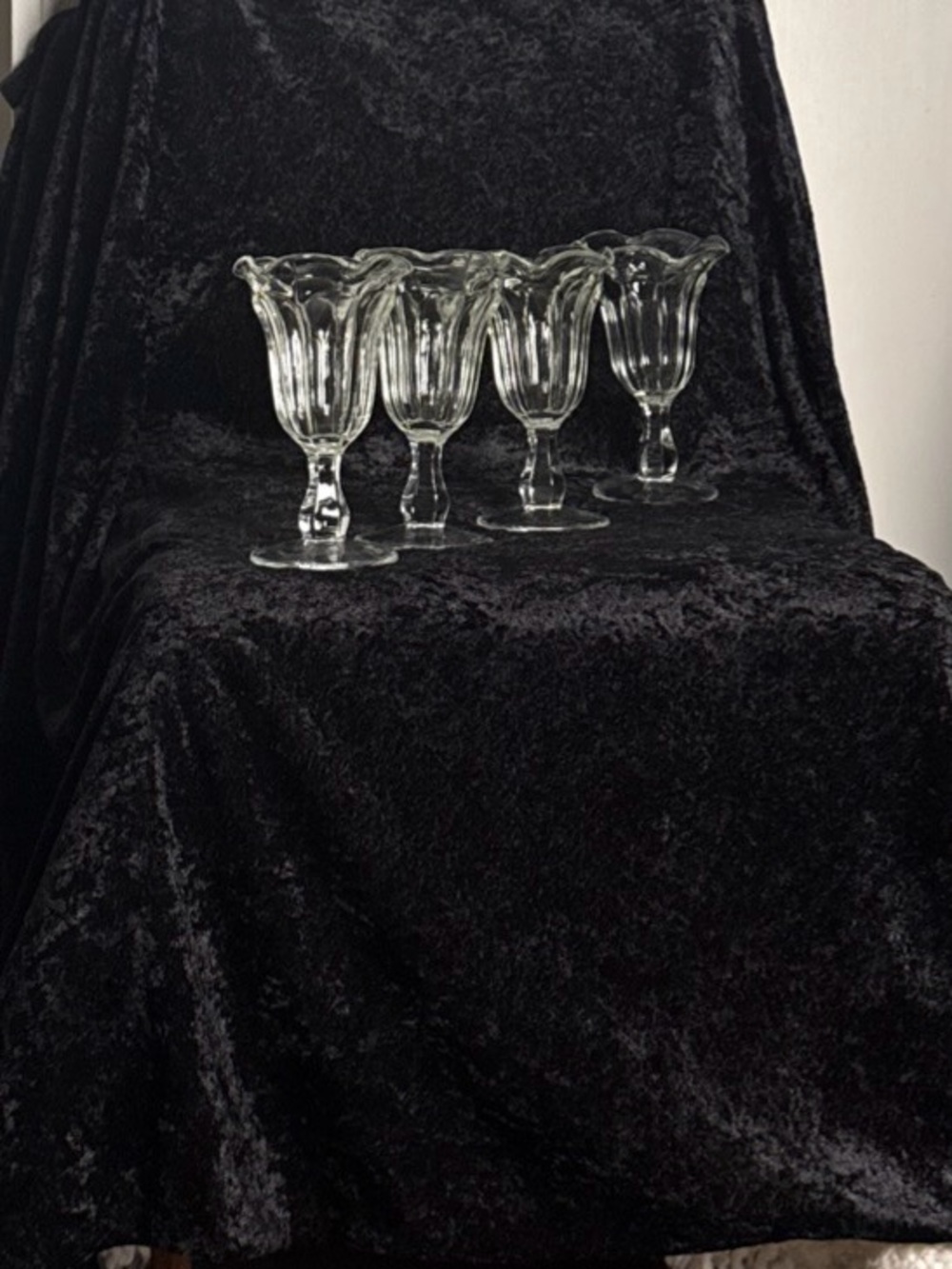 Set of 4 Clear Tulip-Edge Sundaes parfaits Glass Dessert Goblets 6”